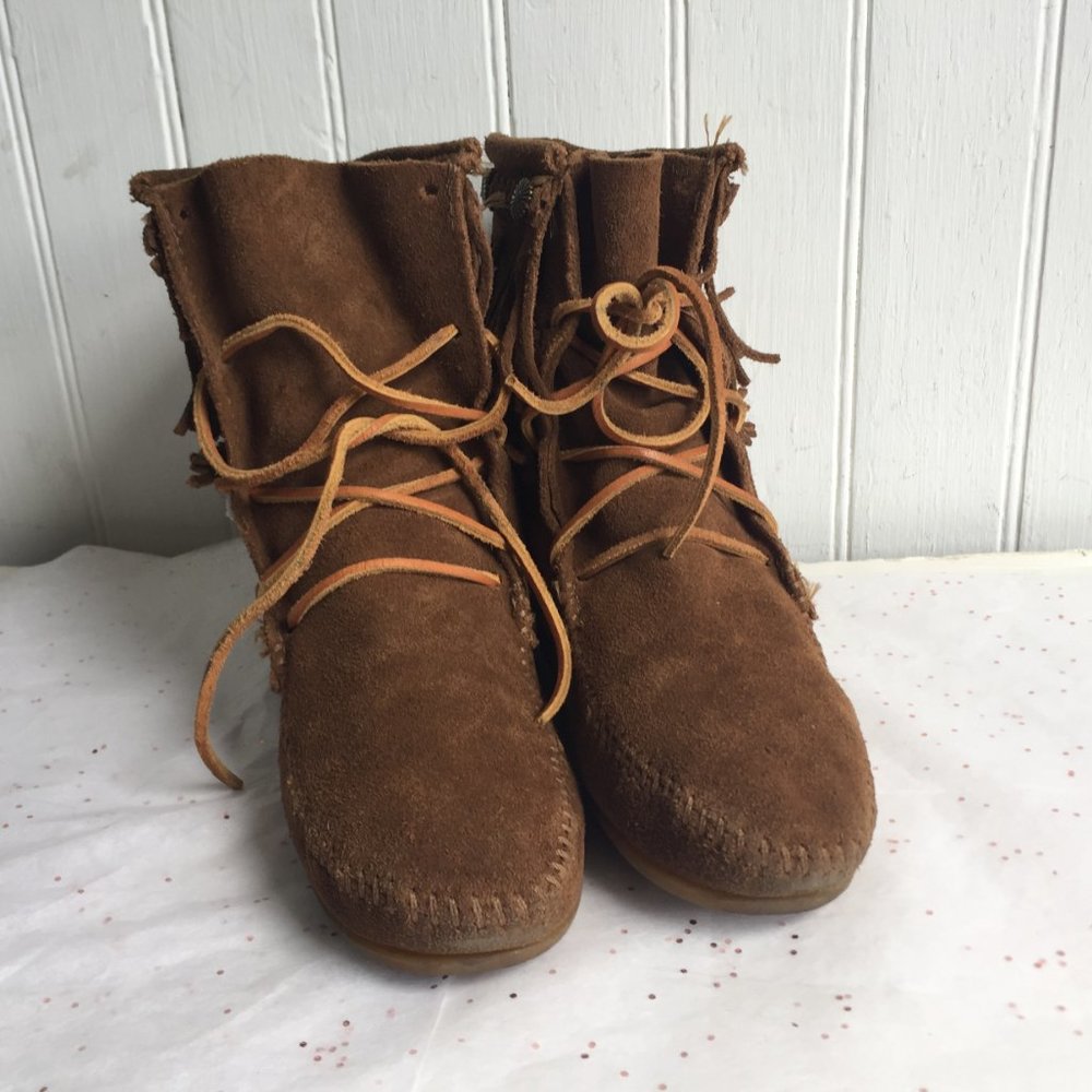 Minnetonka Two Layer Fringe Ankle Boot Tan Lace 6M